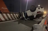 Điều tra vụ ô tô màu trắng "phơi bụng" trên cầu Bình Lợi, TP HCM