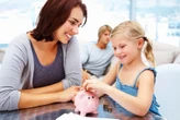 Cho con xem hóa đơn sinh hoạt để dạy con về chi tiêu, bà mẹ bị chê là dạy con tồi tệ