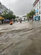 Buổi tối kinh hoàng không thể quên với các bà mẹ: Đường tắc, mưa như trút, sét đánh ngang đầu... con thì chưa đón được