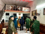 Đà Nẵng trước giờ bão vào: Lực lượng chức năng gõ cửa từng nhà hỗ trợ dân kê đồ, di dời