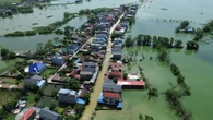 5 ngày sau bão số 10, nhiều khu vực ngoại thành Hà Nội vẫn chìm trong biển nước
