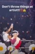 G-Dragon bị ném đồ trúng mặt