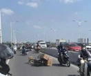 Hà Nội: Hai xe máy va chạm trên cầu Vĩnh Tuy, một người tử vong