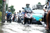 Khu phố tại TP.HCM chìm trong "biển" nước sáng 24/10: Người dân bì bõm đi làm, xe chết máy la liệt