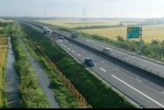 Tài xế dừng ô tô ở cao tốc để bay flycam, quay hình đăng TikTok
