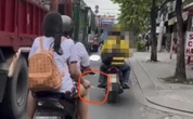 CSGT TPHCM xác minh clip nữ sinh đầu trần, phì phèo thuốc lá trên xe máy