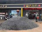 Thấy siêu thị đông khách, chủ mặt bằng tăng giá tiền thuê từ 629 triệu lên 1,6 tỷ đồng/năm, bị từ chối thì đổ đá, cát chặn trước cửa: “Không đồng ý tôi lại đổ thêm”