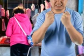 Thấy vợ được chủ cửa hàng bán thịt giảm giá, chồng nổi cơn ghen mù quáng
