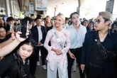 Miss Universe 2024 Victoria Kjær Theilvig Jakrajutatip mặc áo bà ba đến thăm Việt Nam