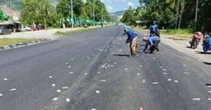 Tiền mặt rơi khỏi cốp xe, vương vãi trên đường và câu chuyện buồn phía sau