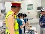CSGT dùng xe chuyên dụng đưa cháu bé có dấu hiệu ngưng thở đi cấp cứu