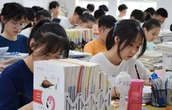 Nữ sinh bật khóc vì điểm thi ổn nhưng không đủ đỗ đại học: Không ngờ em phải "giành giật" để vào cao đẳng