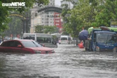 Khu biệt thự 'nhà giàu' ngập gần 1 m, dân chèo thuyền đi lại trên phố