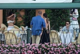 David Beckham bị paparazzi "tóm gọn" khoảnh khắc "bàn tay hư" với Victoria trước mặt các con