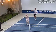 Đi đánh Pickleball, bị chồng smash thẳng vào đầu, những người vợ nên làm gì?