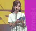 Sân khấu lố lăng nhất lịch sử: Nữ diễn viên bị chồng cắm "11 cái sừng" trao giải cho "tiểu tam" trên sóng trực tiếp