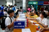 Học phí tăng, cha mẹ nghẹn ngào khuyên con tạm gác giấc mơ đại học
