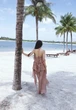 Mê mẩn bóng lưng yêu kiều của mỹ nữ trên bãi biển, hoá ra là nàng WAG "bạch nguyệt quang" làng bóng đá