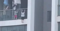 Trẻ trèo ra ngoài ban công chung cư "hít xà", hàng xóm sợ hãi la hét