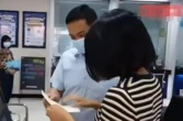 Khách chuyển 7,3 tỷ đồng từ sổ tiết kiệm cũ sang sổ mới để hưởng lãi cao, 2 ngày sau phát hiện số dư còn 0, báo ngân hàng thì được tin: “Không phải việc của chúng tôi”
