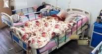 Giúp việc lấy sạch tiền của ông lão 84 tuổi, con cái ‘kiện’ mới biết đó là mẹ kế