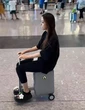 Con gái Triệu Vy lộ diện tại sân bay: Dáng cao nổi bật, nét mặt mệt mỏi