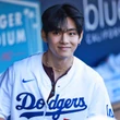 V (BTS) siêu manly, dáng đẹp lại còn ném bóng đỉnh thế này, phong thần bao nhiêu cũng không đủ!