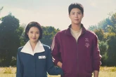 IU và Park Bo Gum đã làm gì mà khiến netizen giận dữ “đầu óc có vấn đề mới mời họ đóng phim”?