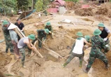 Cào bùn lũ, bộ đội tìm thấy két sắt chứa nhiều tài sản giá trị