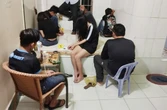 Ập vào phòng trọ, công an bắt quả tang 11 nam nữ đang làm chuyện sai trái