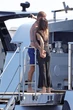 David Beckham bị paparazzi tóm dính "bàn tay hư" với Victoria trước mặt các con