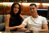 Vợ sắp cưới của Ronaldo - Georgina Rodriguez visual cực đỉnh, body đồng hồ cát diện bikini mới "bỏng mắt"