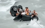 Nữ tài xế đạp nhầm chân ga khiến ô tô chở 7 người lao xuống sông