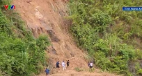 Người dân xã Nhôn Mai (Nghệ An) băng rừng nhiều giờ đi nhận hàng cứu trợ
