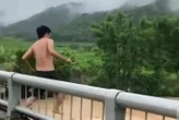 VIDEO: Người đàn ông bất ngờ trèo lan can cầu, lao xuống dòng nước lũ chảy xiết
