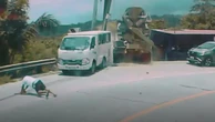 Tài xế liều mình nhảy khỏi xe mất phanh trước khi nó lao xuống núi