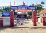 Phụ huynh phản ứng vì trường yêu cầu học sinh mặc đồng phục "lộn xộn, diêm dúa"
