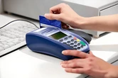 Thẻ tín dụng liên tiếp có 4 giao dịch lạ, trừ 91 triệu đồng, người đàn ông bình tĩnh mua thêm chai nước rồi báo công an: tòa phán "ngân hàng phải bồi thường"