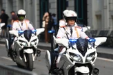 Hồ Gươm chiều cuối tuần: Hàng trăm người dân đội nắng gần 40 độ C xem lực lượng đặc nhiệm đu dây, diễn tập chống khủng bố