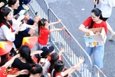 Vợ Duy Mạnh gây sốt với khoảnh khắc dựa dẫm vào mẹ - phu nhân cựu Chủ tịch CLB Sài Gòn khi xem A80