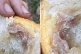 Đang ăn bánh mì, thanh niên sốc nặng khi thấy thứ bên trong