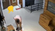 Bé gái 4 tuổi rơi từ tầng 12 tử vong thương tâm do mẹ đặt ngồi lên tủ giày cạnh cửa sổ