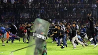 CĐV không ngừng quậy phá khiến FIFA tiếp tục trừng phạt bóng đá Indonesia