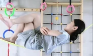 Cô bé 9 tuổi nằm trên dây đọc sách gây sốt mạng xã hội Trung Quốc
