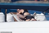 Đỏ mặt với loạt ảnh thân mật của David Beckham và Victoria tuổi 50 bị paparazzi "tóm gọn"