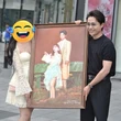Tăng Duy Tân mê Bích Phương tới cỡ này: Tay ôm khư khư 1 thứ, miệng cười như trúng số!