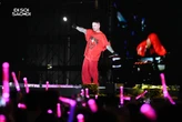 tlinh có sân khấu collab siêu sao Grammy xuất sắc, khoảnh khắc giương cao ngọn cờ khiến 50.000 khán giả nổi da gà