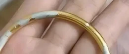 Người phụ nữ nhặt được vòng vàng nhưng vứt đi luôn, 3 ngày sau cảnh sát triệu tập: Tòa phán "chị phải bồi thường 60 triệu đồng"