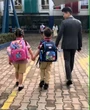 Xả vai thiếu gia nghìn tỷ nhà bầu Hiển, Đỗ Quang Vinh hoá bố đơn thân đưa hai con song sinh đi học gây sốt