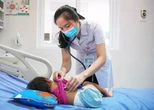 Thấy con rắn sọc đen trắng bò ngang qua người, gia đình tức tốc đưa bé gái 21 tháng đi cấp cứu